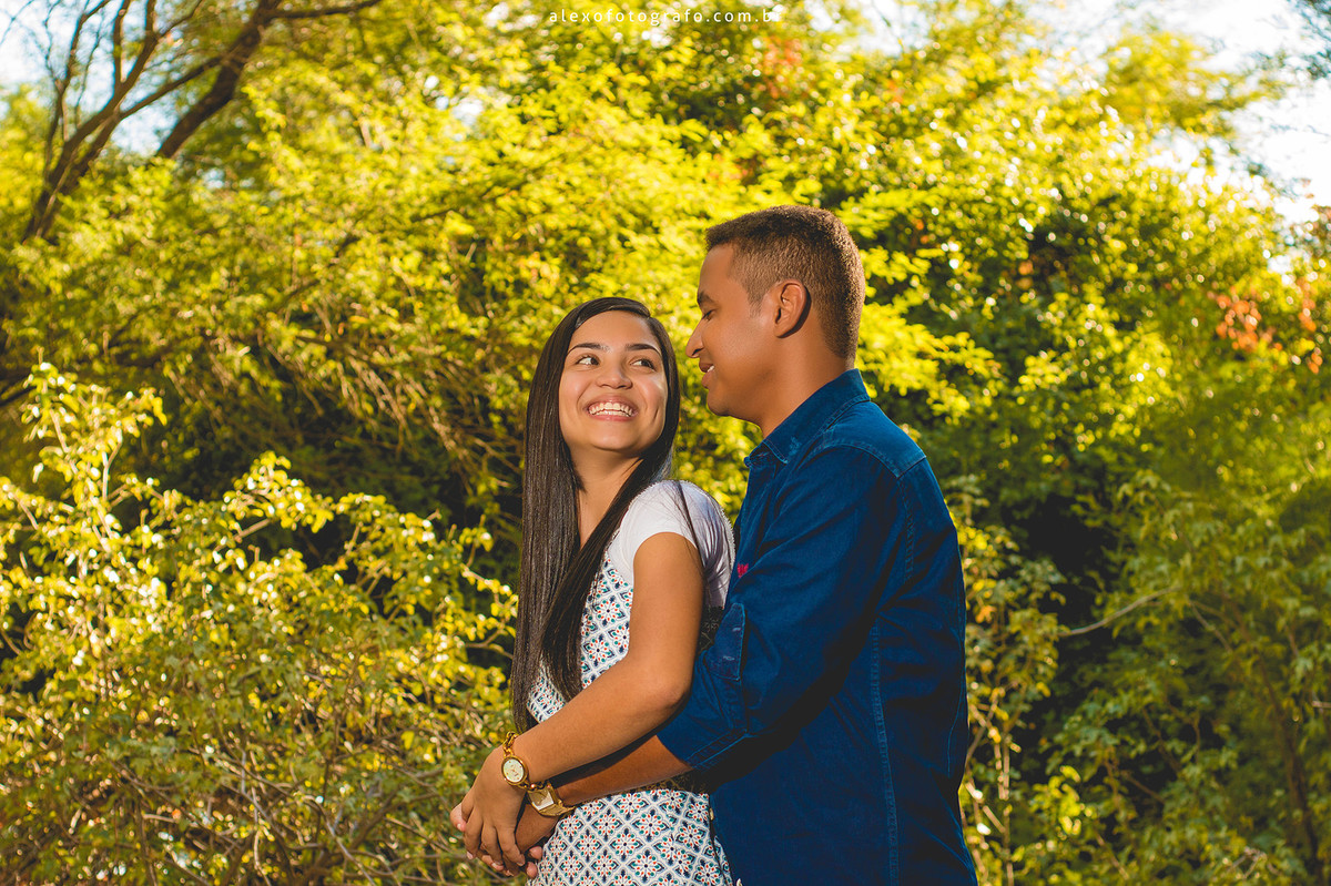 casal trocando olhares na ilha