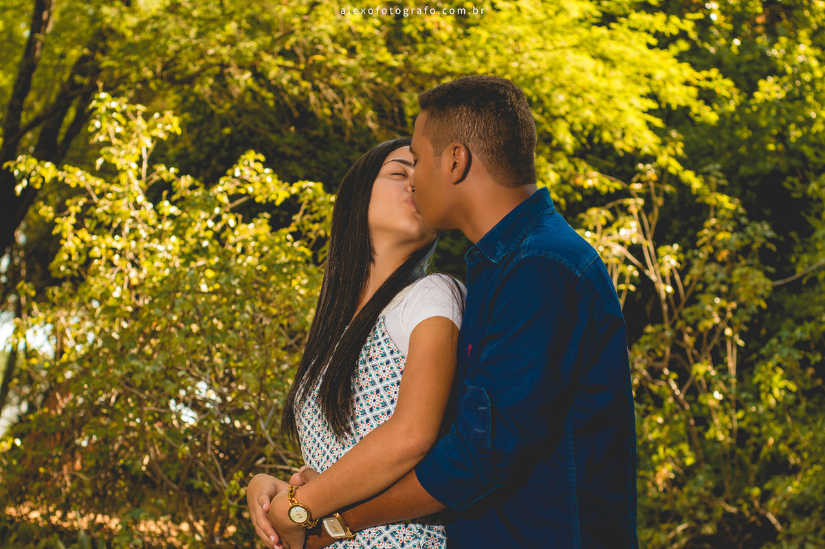 casal se beijando na paisagem verde da ilha