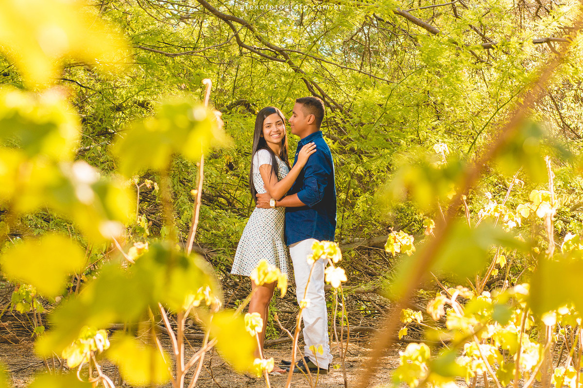 casal trocando olhares na ilha