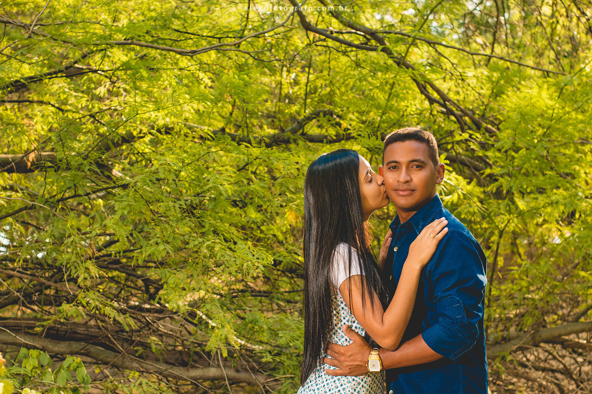 noiva beijando o noivo no rosto na paisagem verde da ilha
