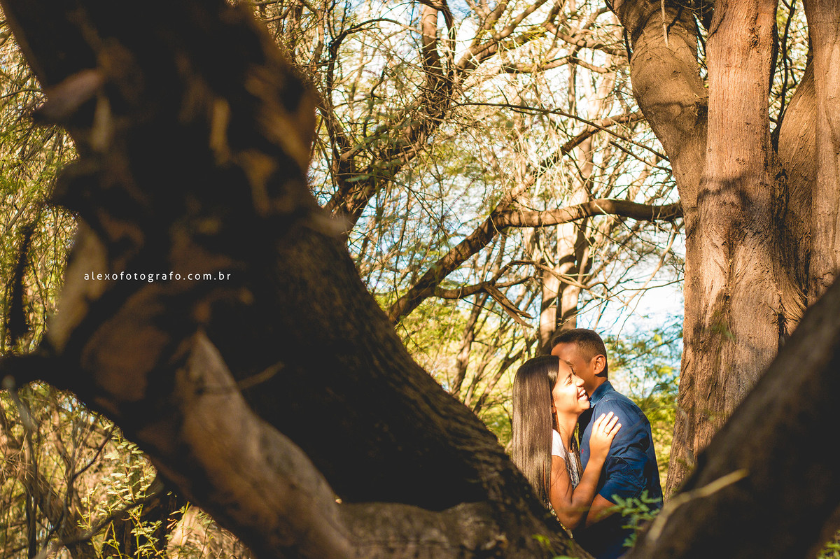 risos durante cochicho do noivo no ouvido da noiva