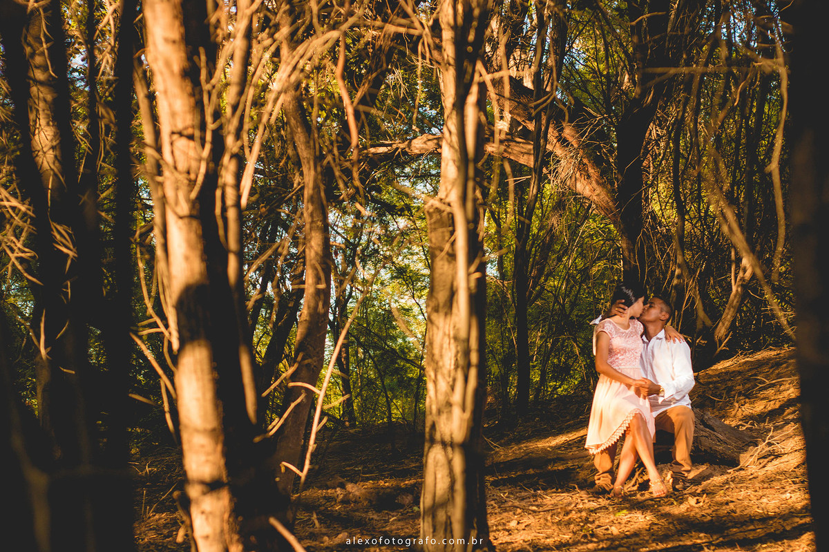 noiva sentada no colo do noivo o beijando