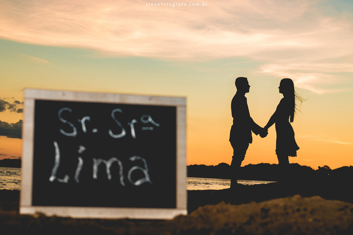silhueta do casal de mãos dadas e um quadro negro escrito  os nomes sr. e sra lima com giz