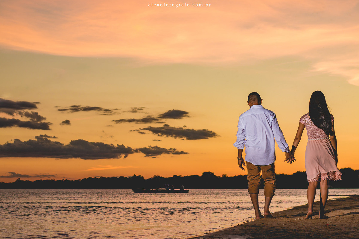 casal passeando às margens do rio são francisco de mãos dadas