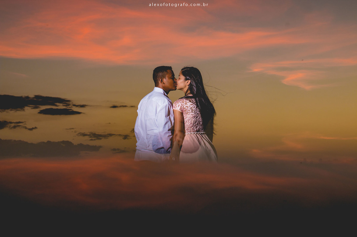 beijo do casal no pôr do sol com reflexo