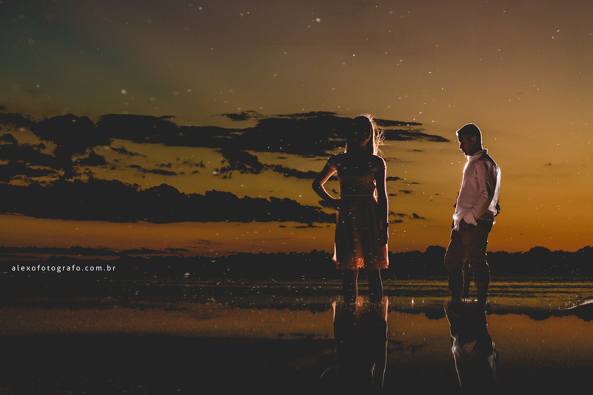 fim de tarde na água, casal pousando pra foto