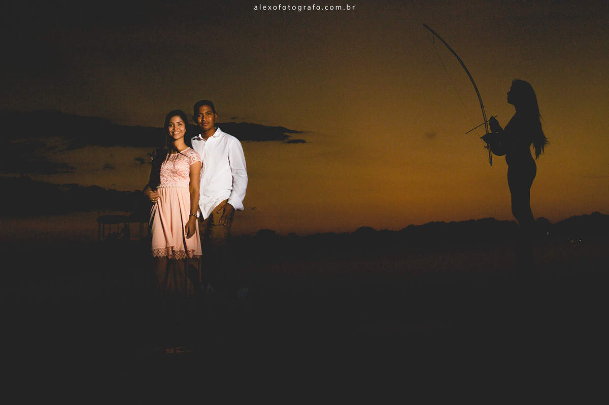 casal abraçado e silhueta de mulher capoeirista tocando berimbau