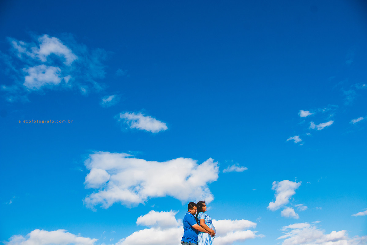 ensaio de gestante, casal abraçado foto meio corpo com composição para o céu