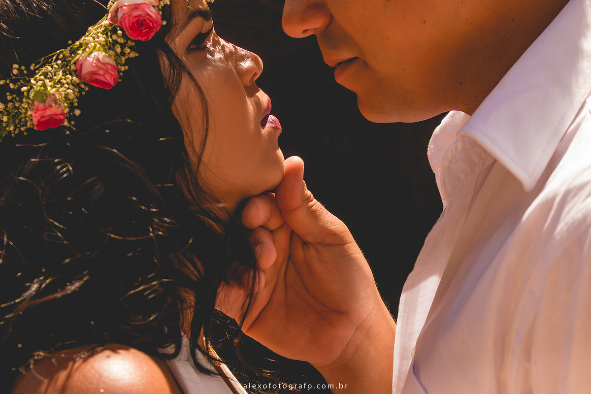 pegando no queixo da noiva e olhando nos olhos. noivo misterioso