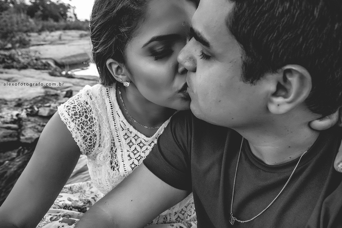 Casal se beijando, foto preto e branco