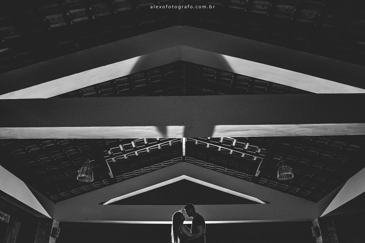 casal debaixo de corberta em chácara