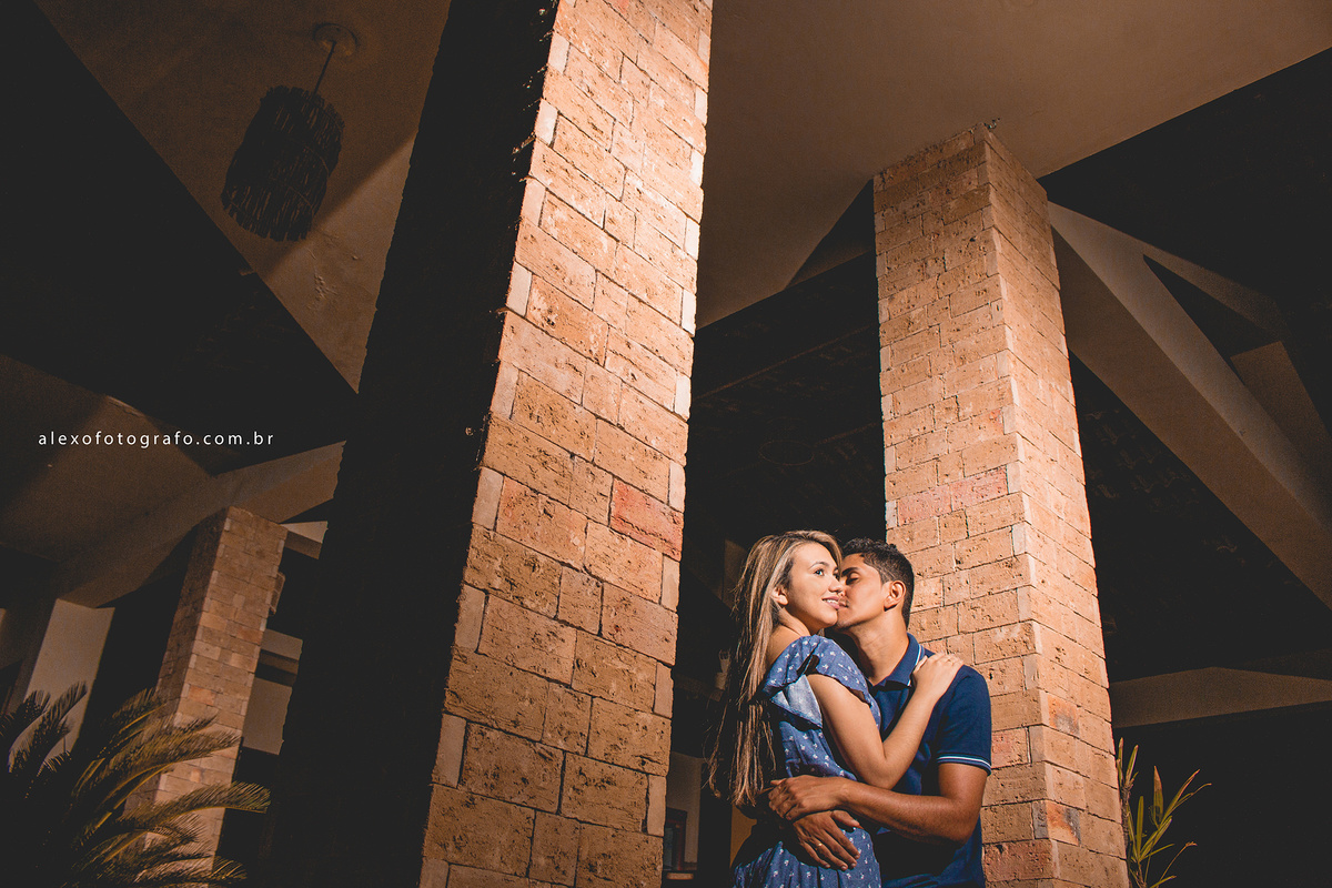 casal, noivo dando um beijo no rosto da noiva