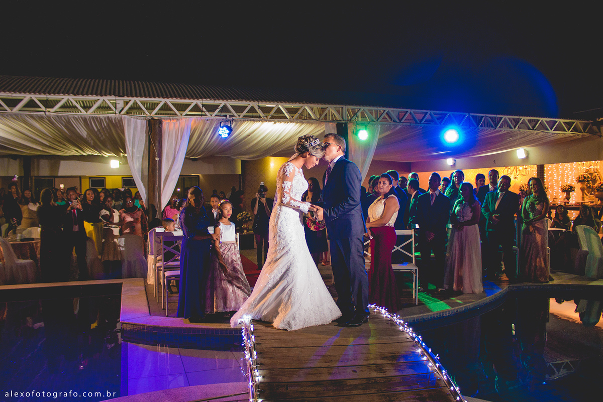 casamento de uende e mikaelly, Topo do bolo com as iniciais em acrílico espelhado, linda arte