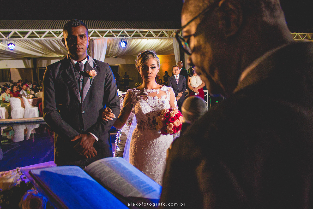 casamento de uende e mikaelly, Topo do bolo com as iniciais em acrílico espelhado, linda arte