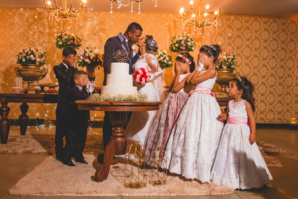 casamento de uende e mikaelly, Topo do bolo com as iniciais em acrílico espelhado, linda arte