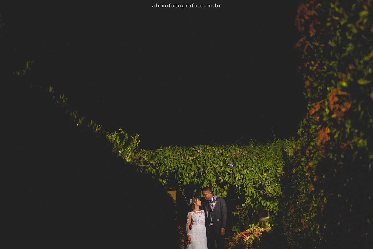 casamento de uende e mikaelly, Topo do bolo com as iniciais em acrílico espelhado, linda arte