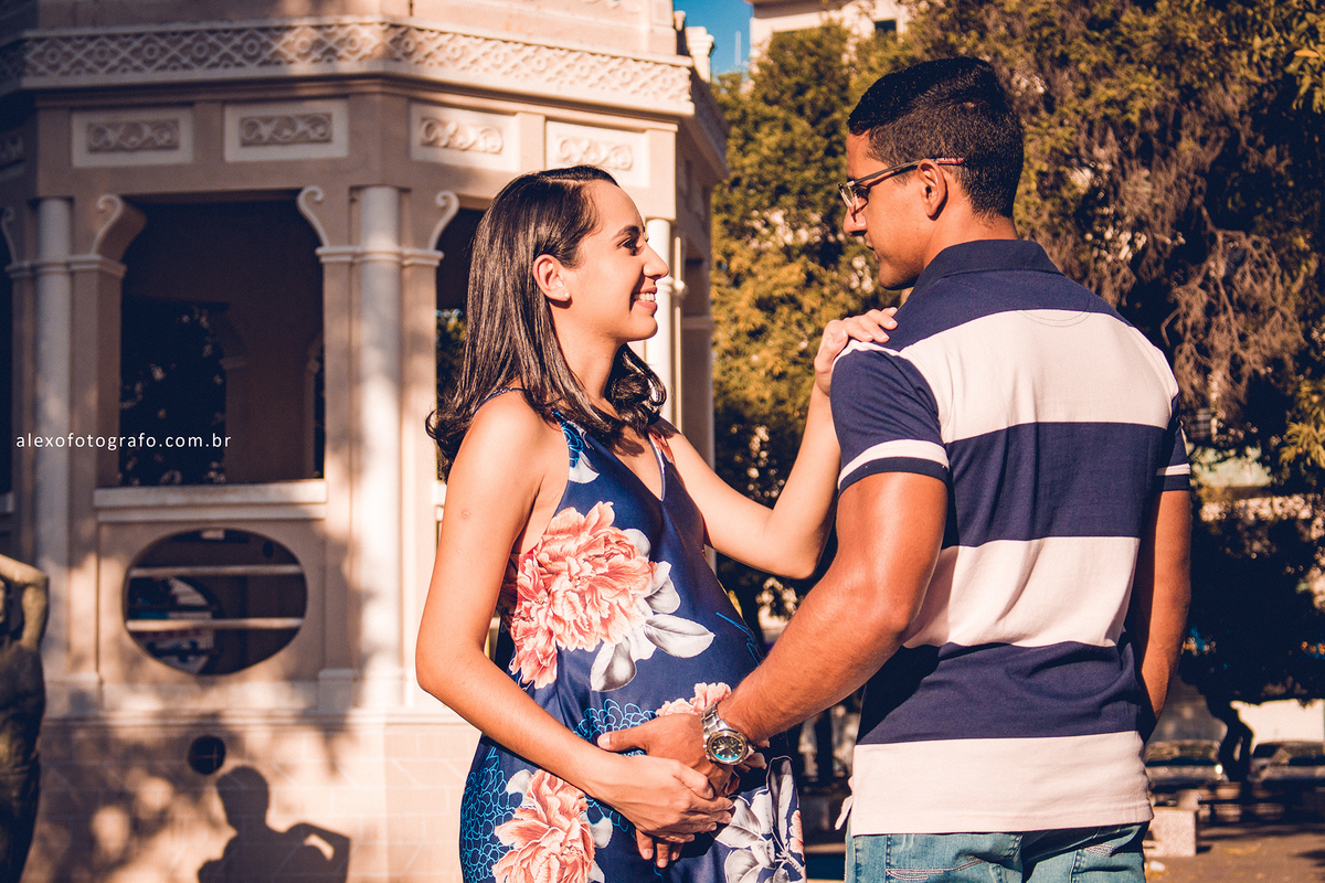 Casal jovem pousando para lindas fotos de gestante em Petrolina e Juazeiro por Alex Oliveira