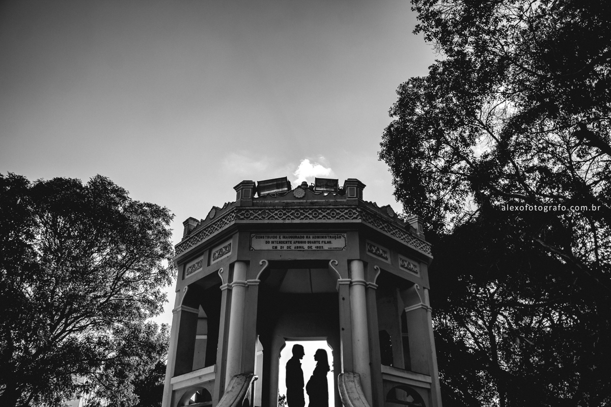 Casal jovem pousando para lindas fotos de gestante em Petrolina e Juazeiro por Alex Oliveira