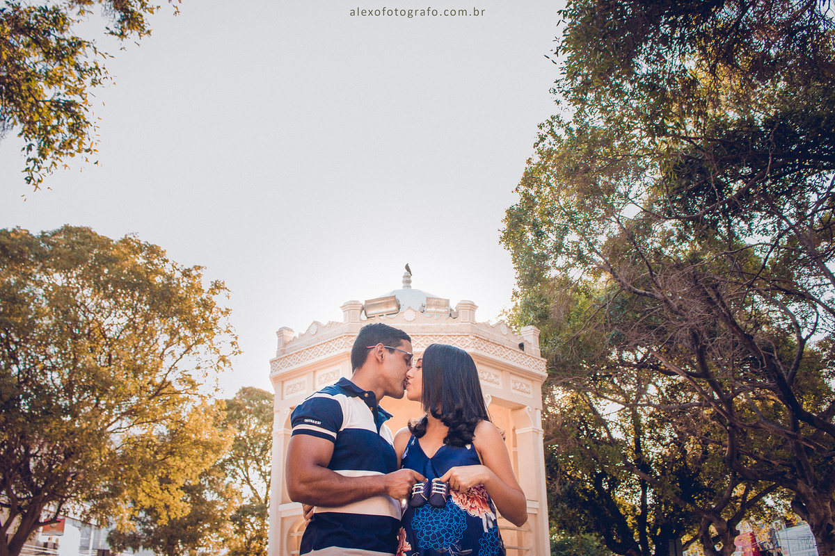 Casal jovem pousando para lindas fotos de gestante em Petrolina e Juazeiro por Alex Oliveira