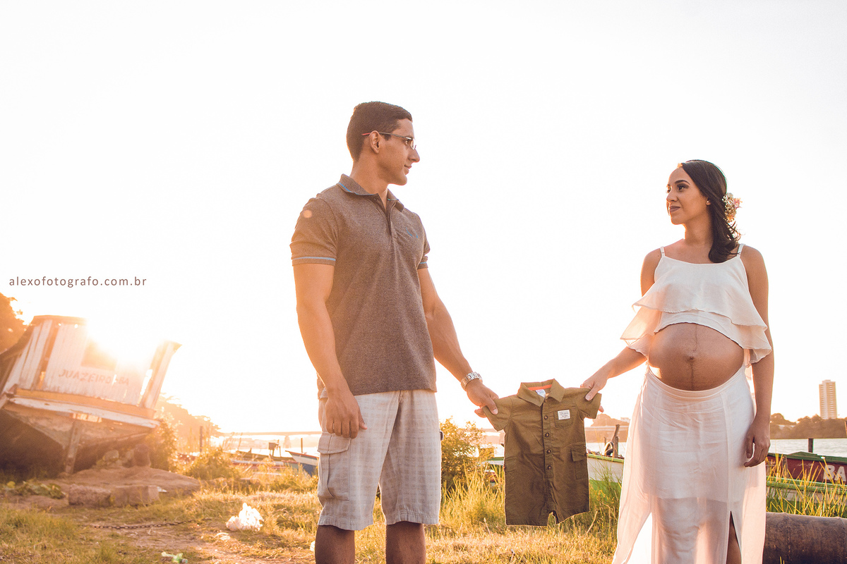 Casal jovem pousando para lindas fotos de gestante em Petrolina e Juazeiro por Alex Oliveira