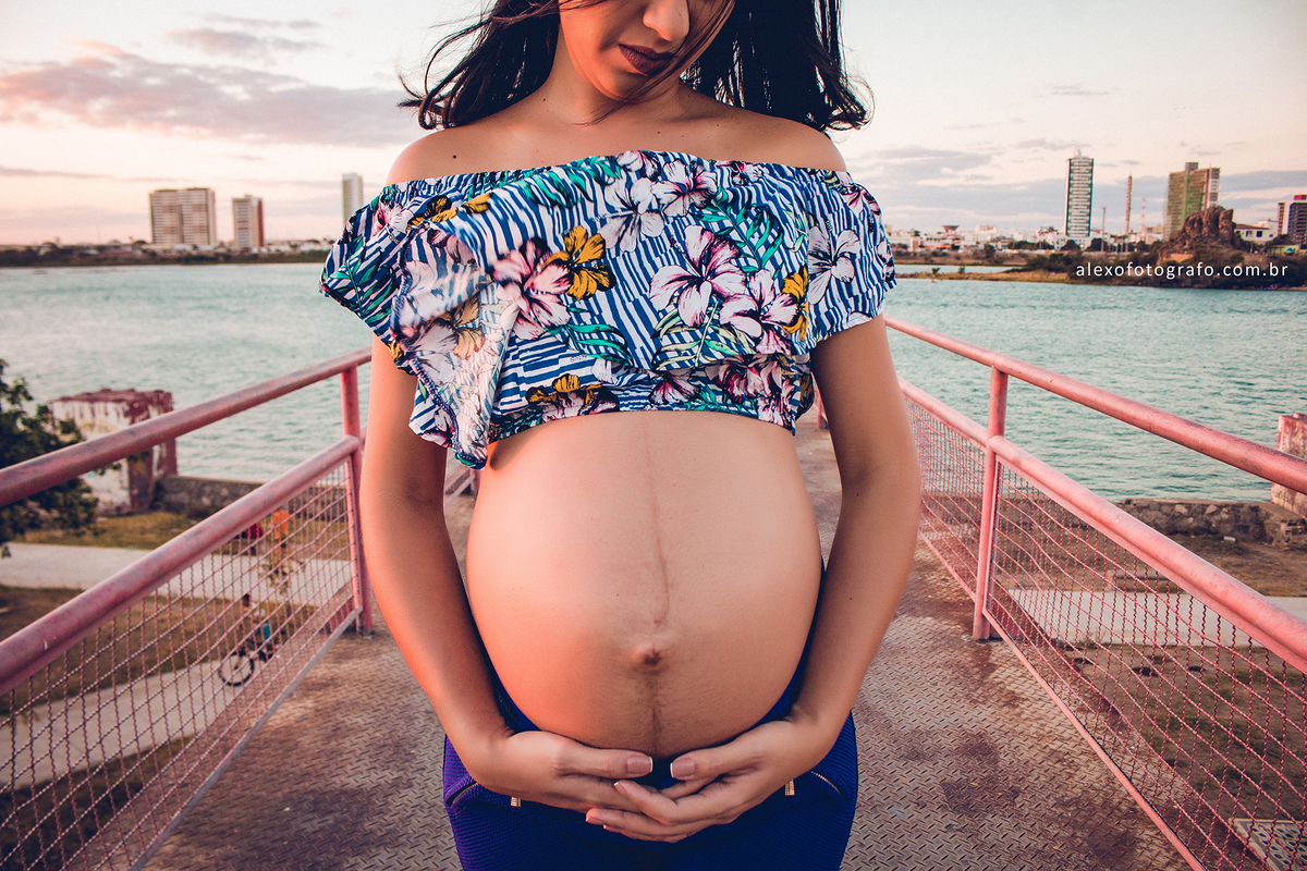 Casal jovem pousando para lindas fotos de gestante em Petrolina e Juazeiro por Alex Oliveira