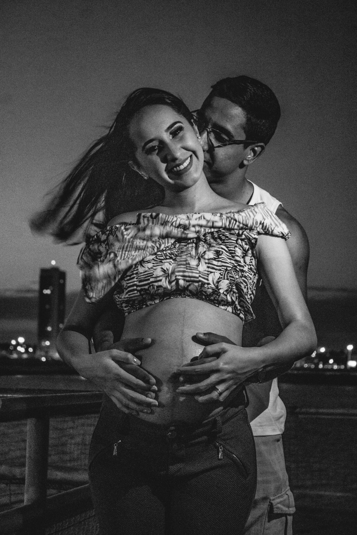 Casal jovem pousando para lindas fotos de gestante em Petrolina e Juazeiro por Alex Oliveira