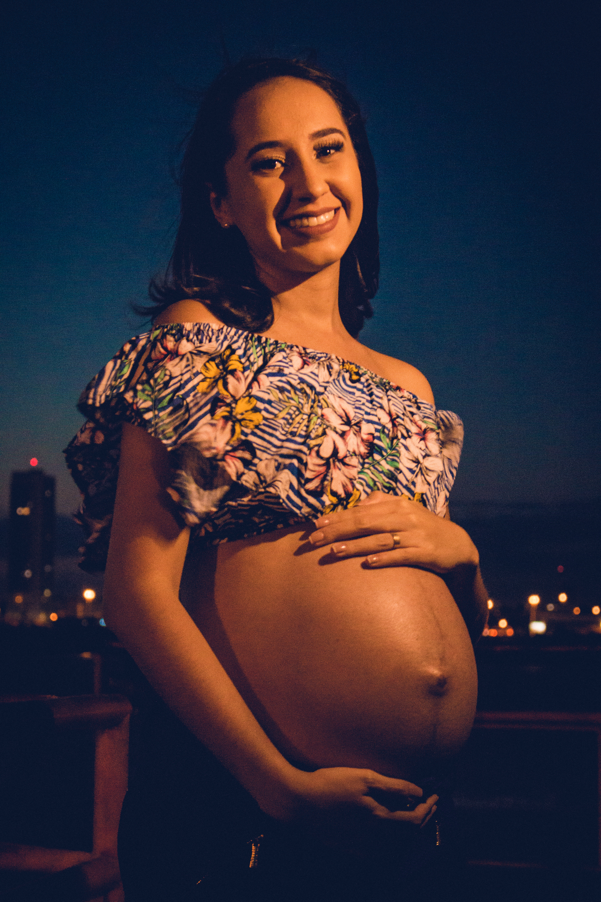 Casal jovem pousando para lindas fotos de gestante em Petrolina e Juazeiro por Alex Oliveira