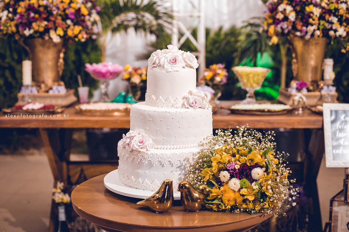 Casamento de Brísila e Thiago no Rica Festa Buffet em Juazeiro, com making of e cerimônia, muitas fotos lindas e um casal fofo. Fotografia de casal, ensaios e casamento por Alex Oliveira, fotografo de casamento em Petrolina e Vale do São Francisco.