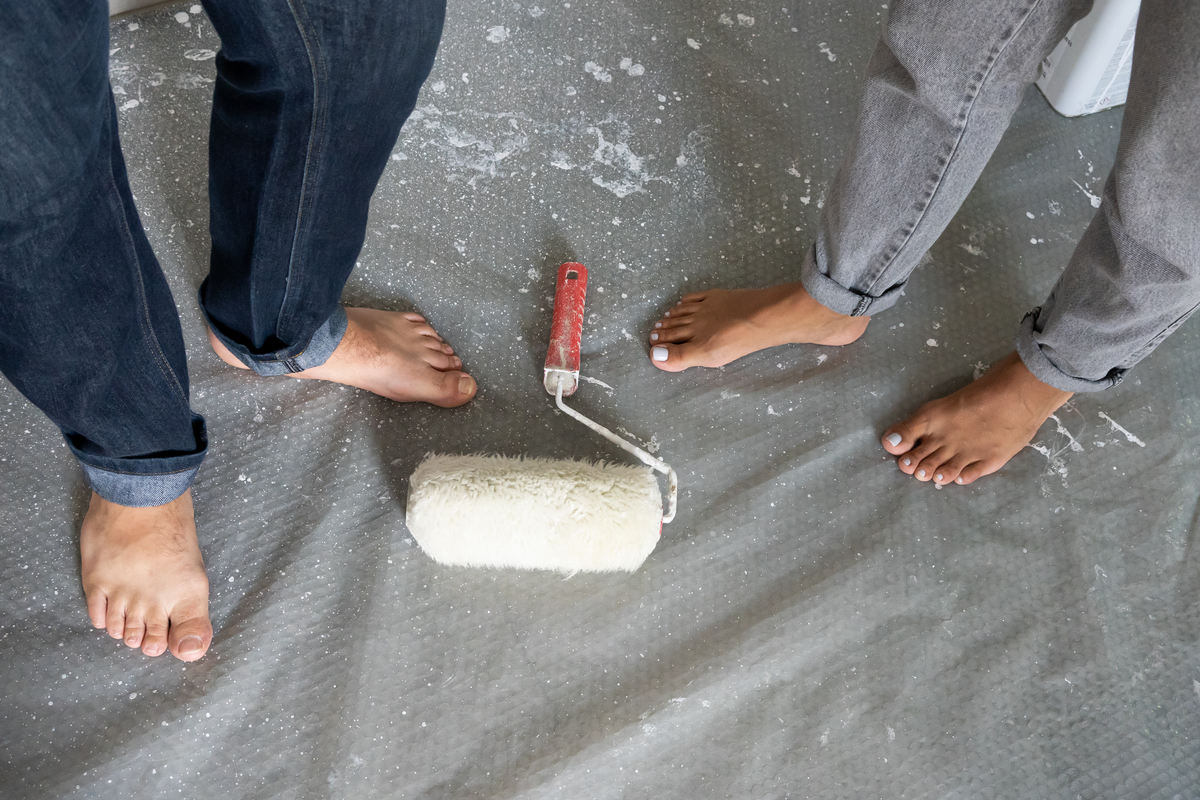 ensaio pre casamento com casal pintando a própria casa