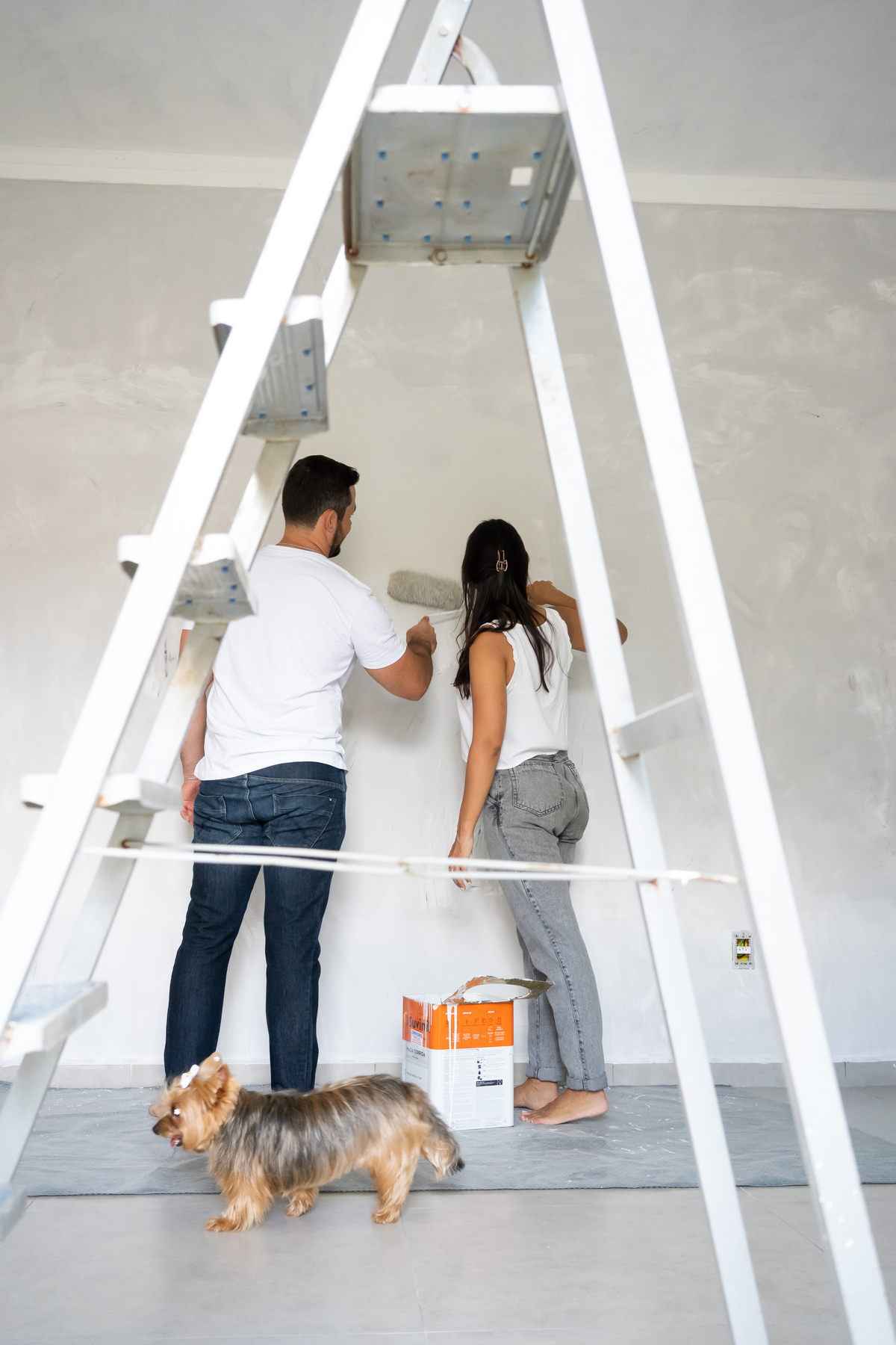 ensaio pre casamento com casal pintando a própria casa