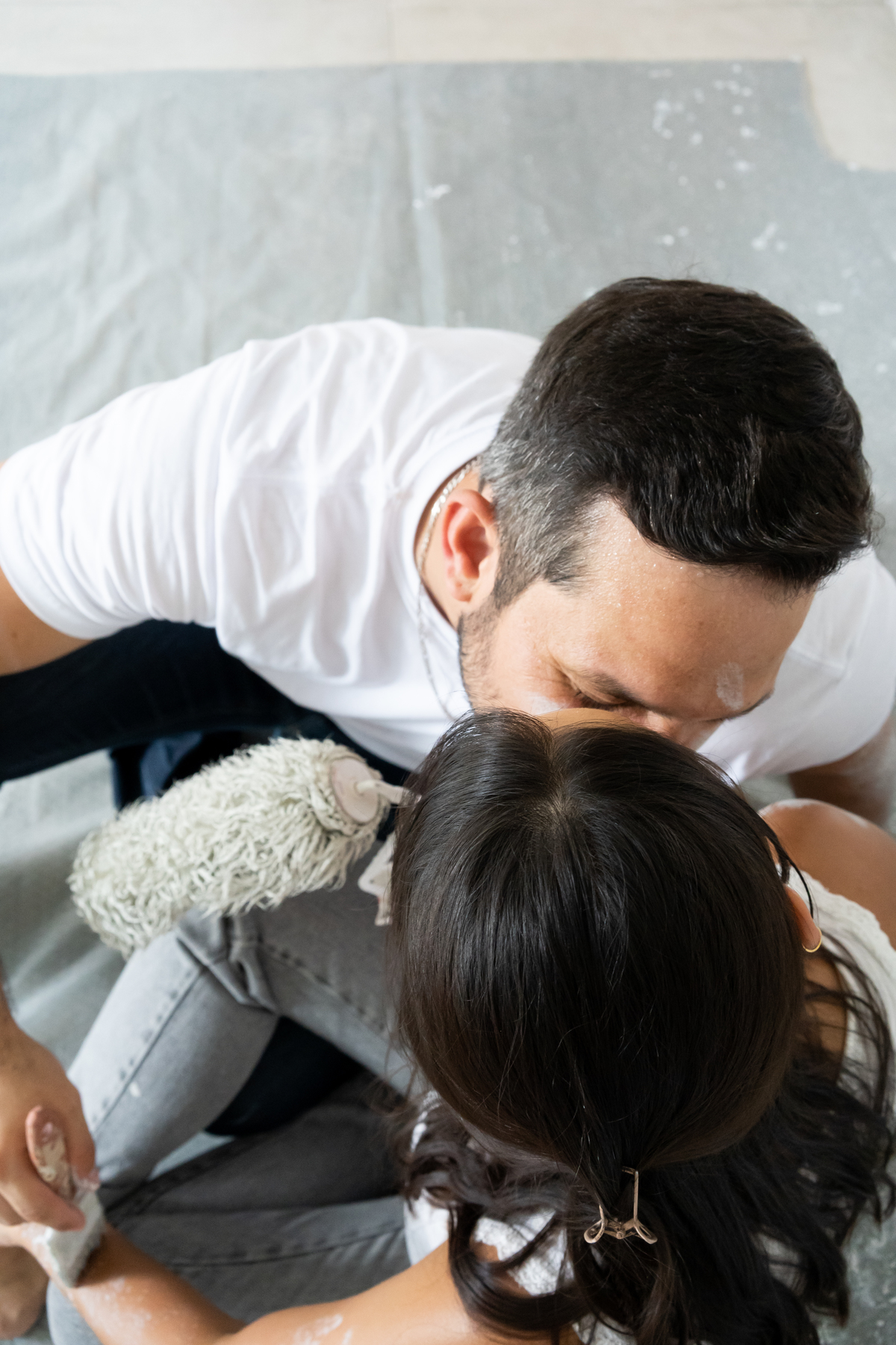 ensaio pre casamento com casal pintando a própria casa
