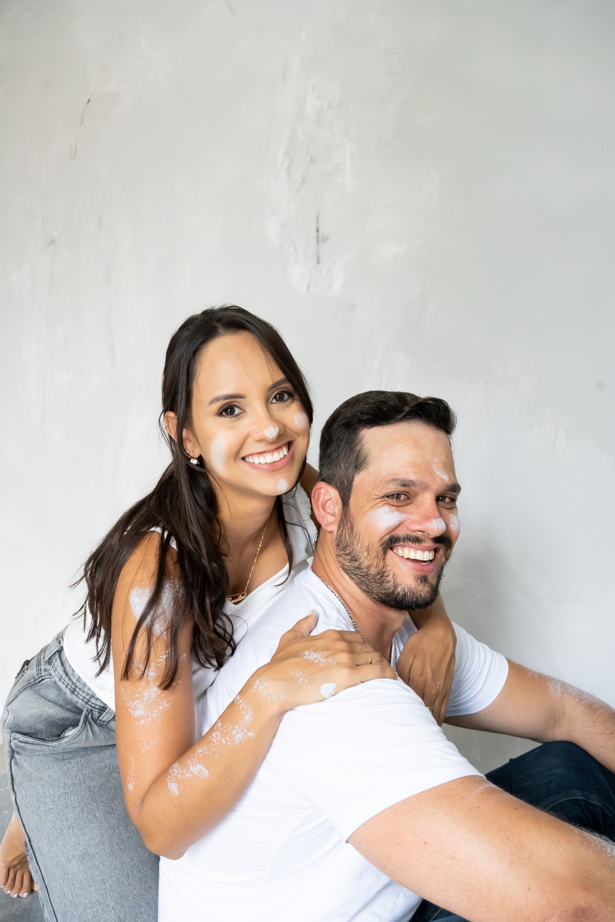 ensaio pre casamento com casal pintando a própria casa