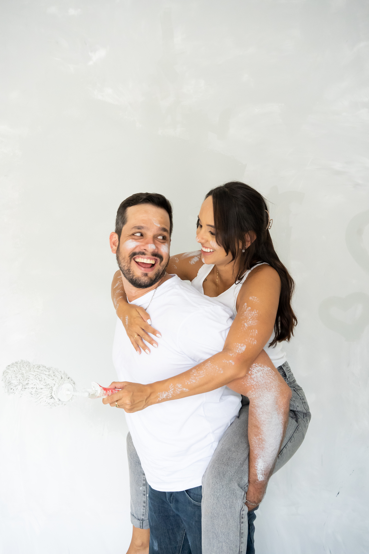 ensaio pre casamento com casal pintando a própria casa