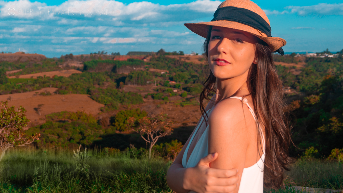 envergonhada com chapéu