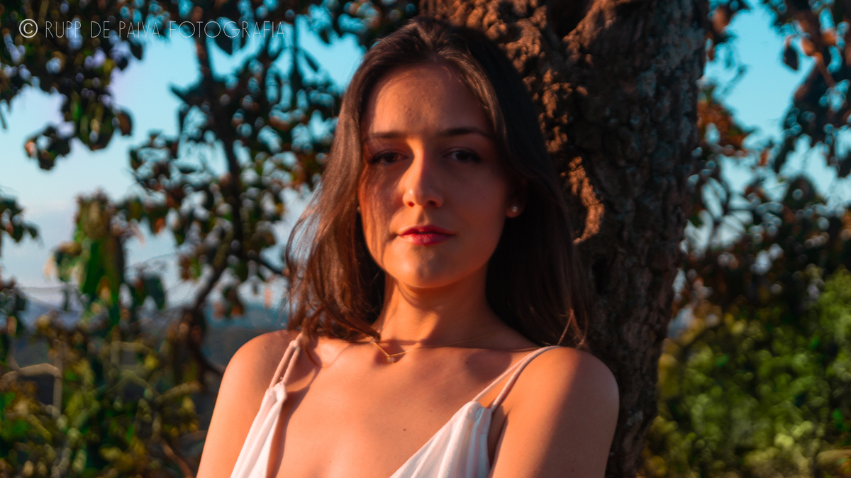 mulher forte na árvore