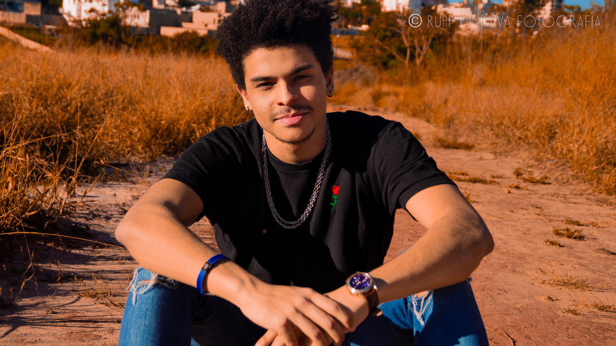 sentado na estrada de terra