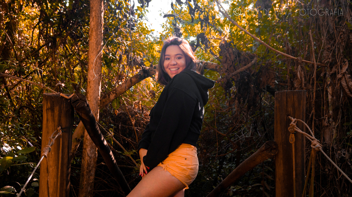 amanda do outro lado da ponte rindo