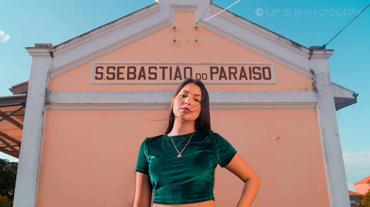 Maria Gabriela em frente à casa da cultura