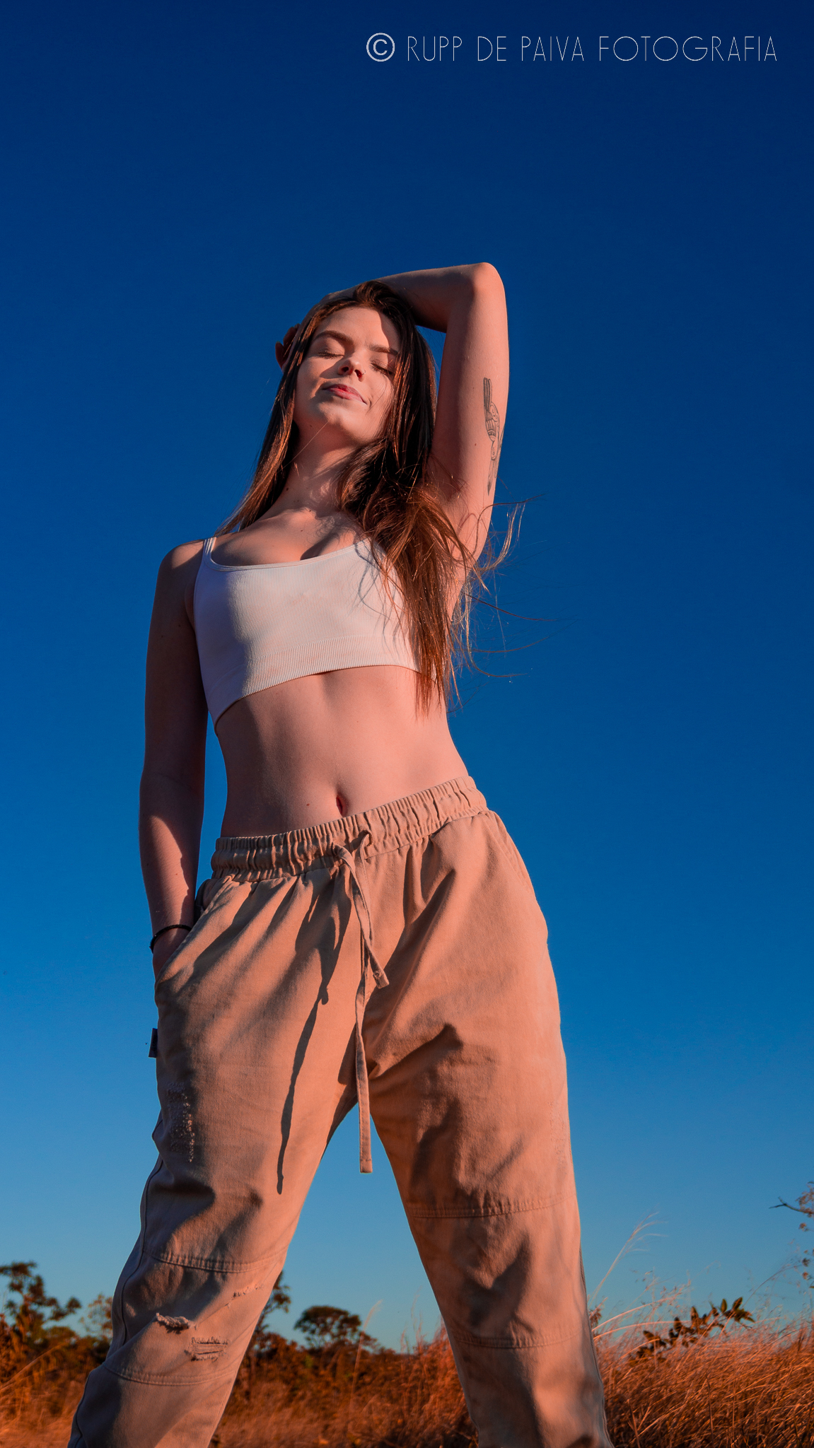 Isabella Moura ao céu azul, corpo para a esquerda.