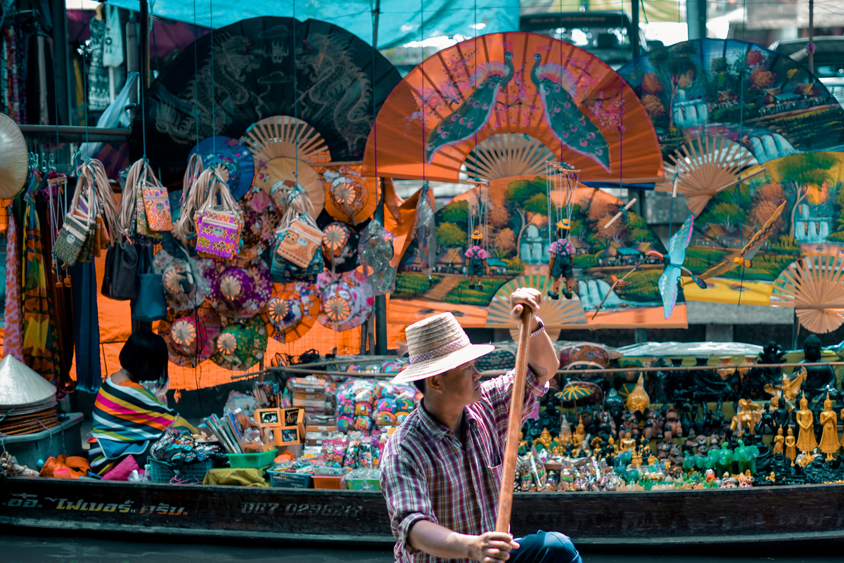 Um morador local vende produtos no mercado flutuante Damnoen Saduak, na Tailândia