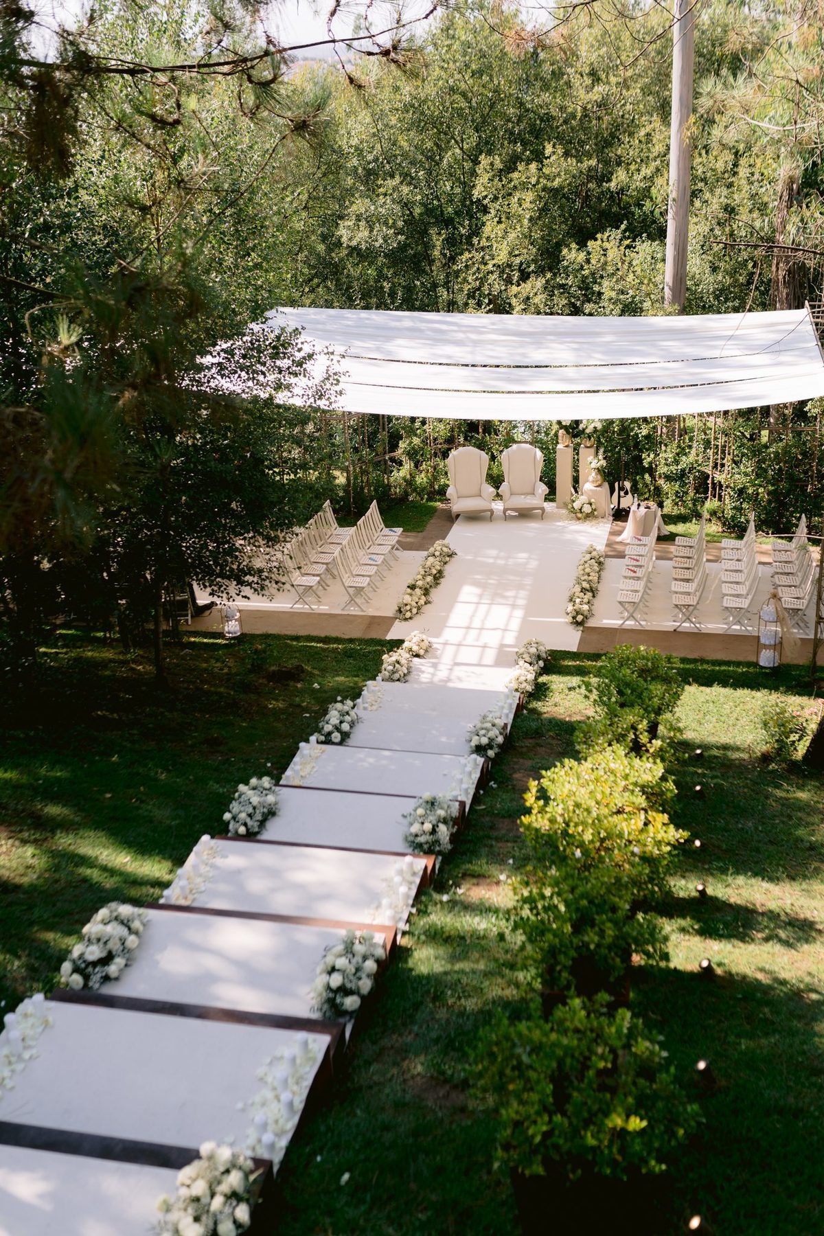 Passadeira branca em degraus que desce pelo jardim até ao altar
