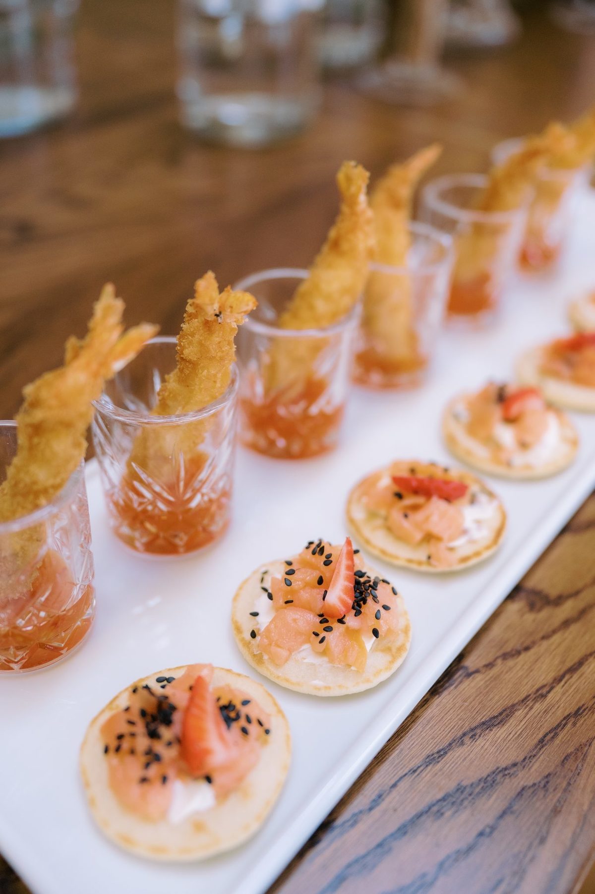 Aperitivos de camarão panado e tostas de salmão