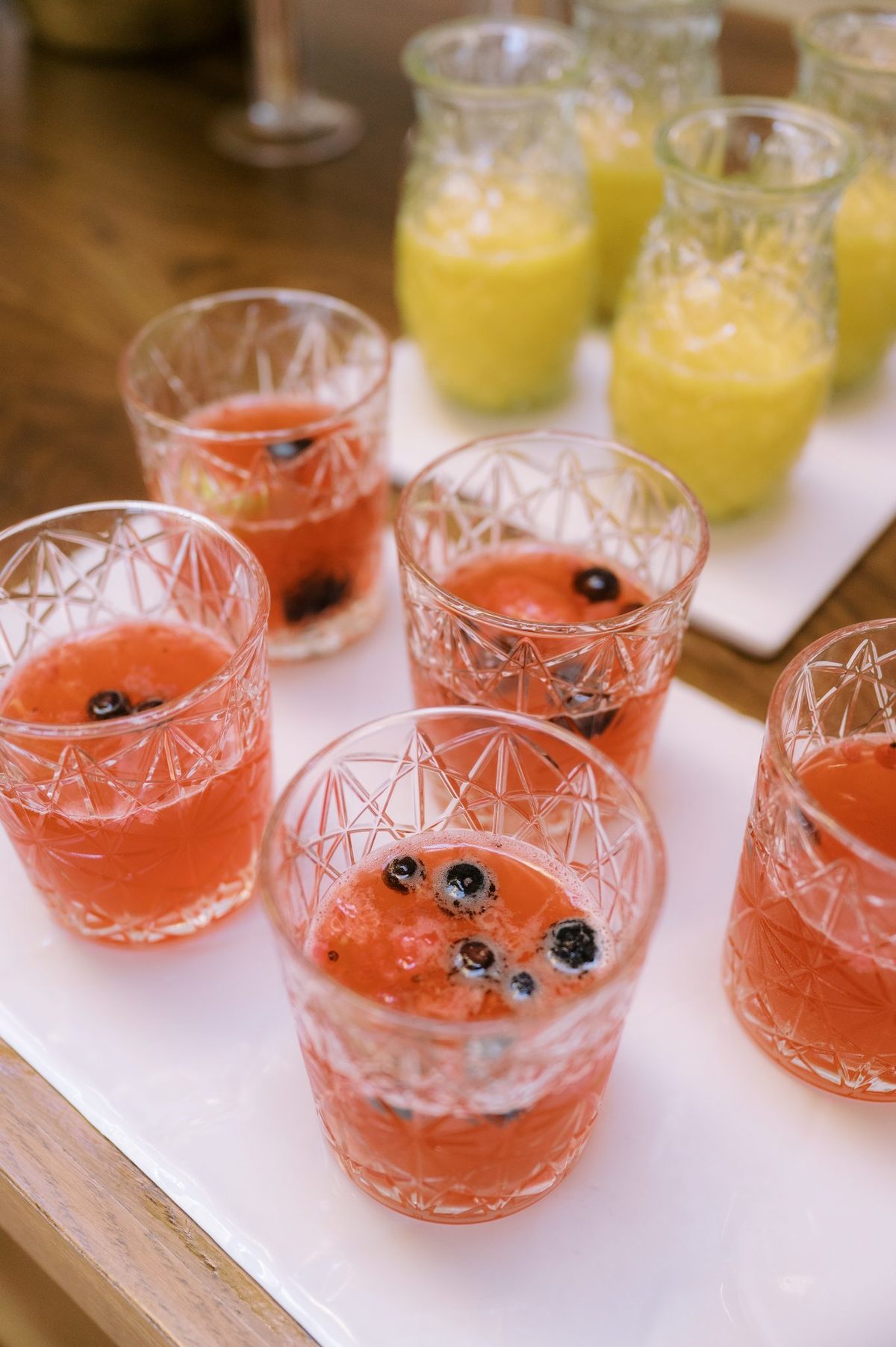 Cocktails de frutos vermelhos em copos de cristal