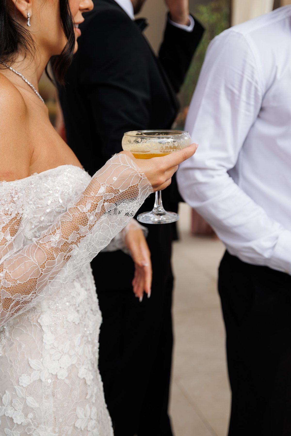 Noiva com taça de champanhe durante o cocktail