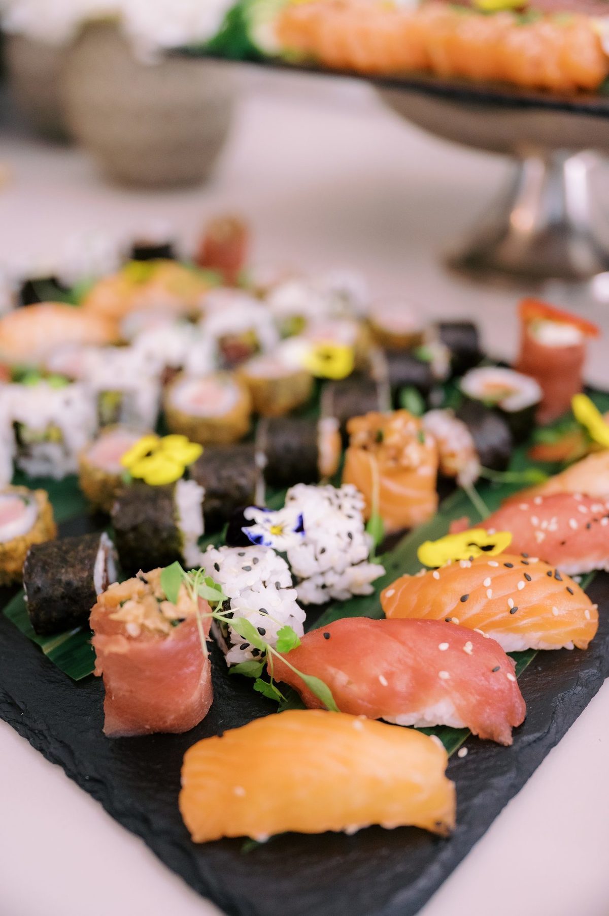 Prato de sushi variado com flores comestíveis