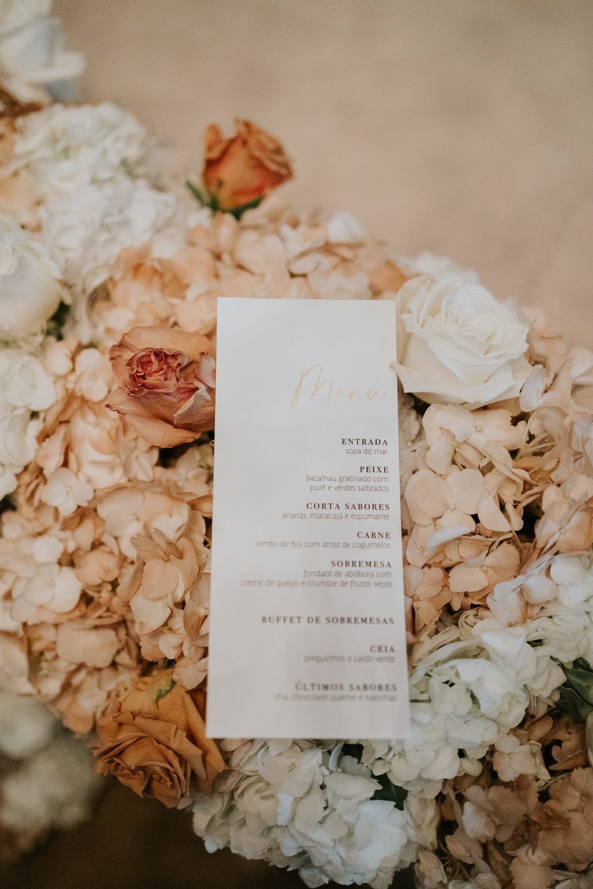 Menu do jantar entre hortênsias e rosas cor de pêssego