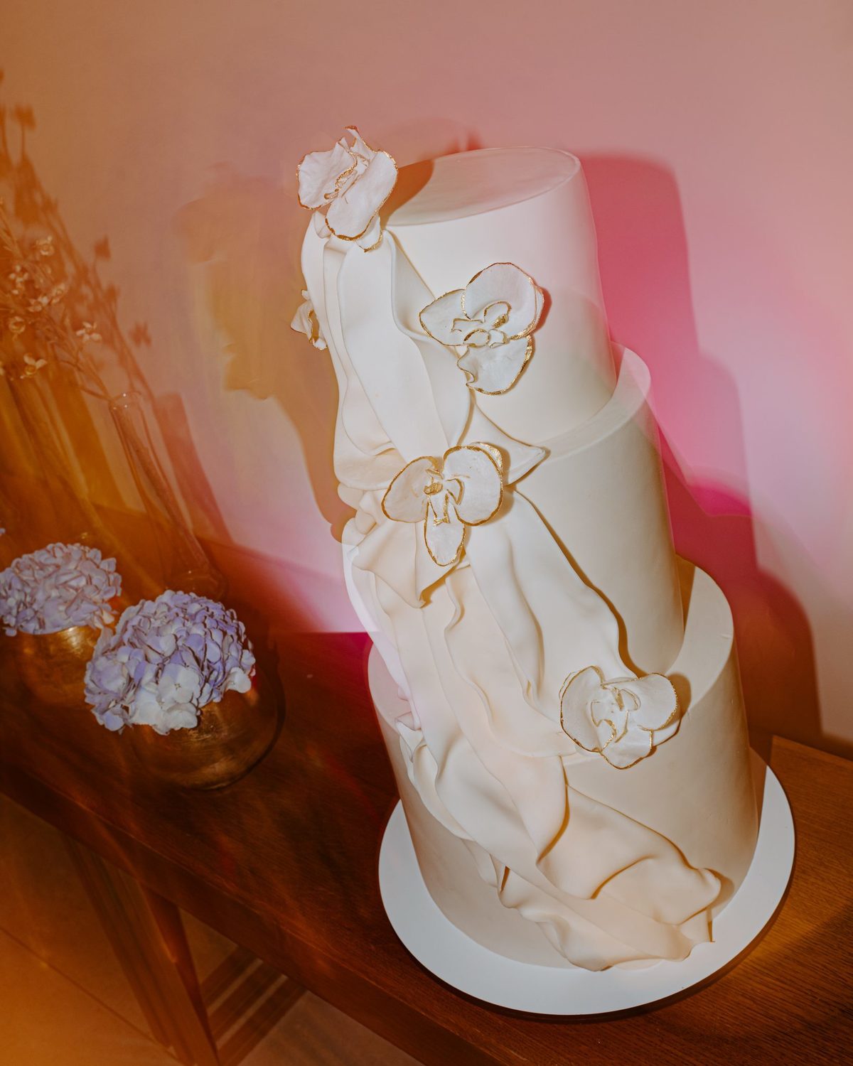 Bolo de noiva branco de quatro andares com orquídeas de açúcar
