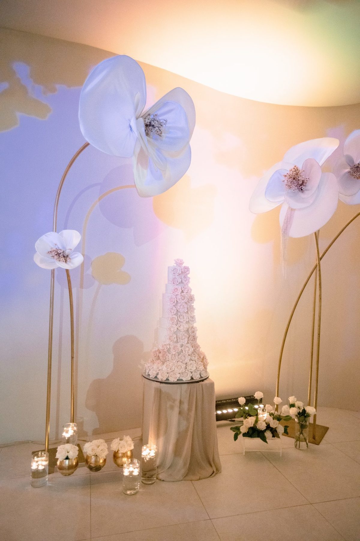 Bolo com orquídeas gigantes decorativas e luz suave