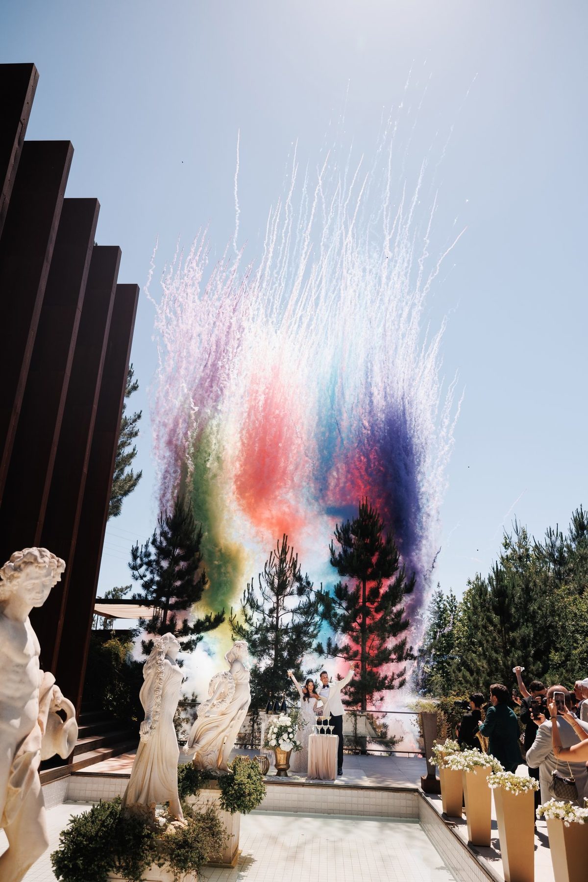 Fumo colorido ao céu durante a celebração no pátio das estátuas