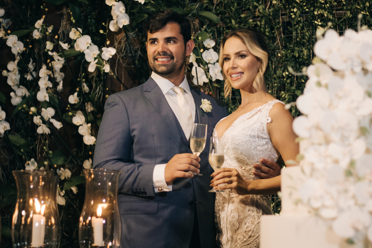 Brinde dos noivos no bolo.